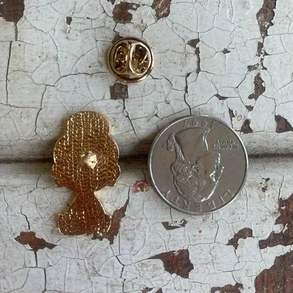 Brand new Audrey Hepburn iconic people enamel pin Breakfast at Tiffany’s - Picture 3 of 6